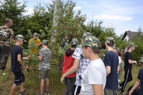 Copii în tabăra militară