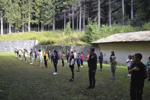 Copii la arborarea drapelului în tabăra militară