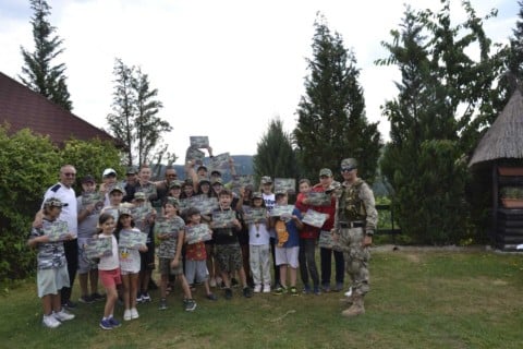 Copii cu diplome în mână, alături de echipa Army Camp&Travel